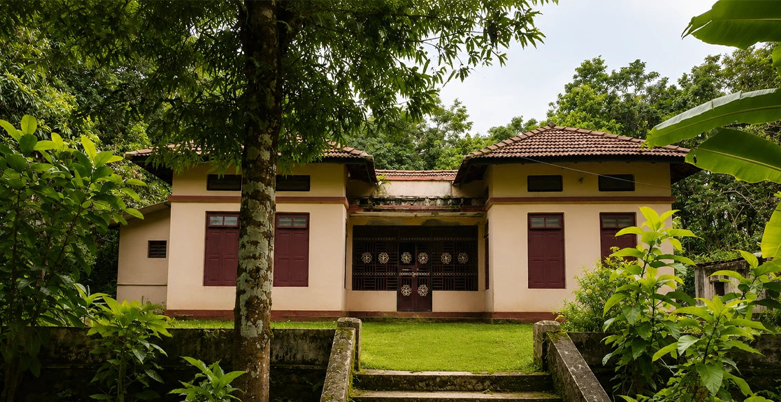 2.5 Acre Land with Old Bungalow in Kottoor, Kaviyoor